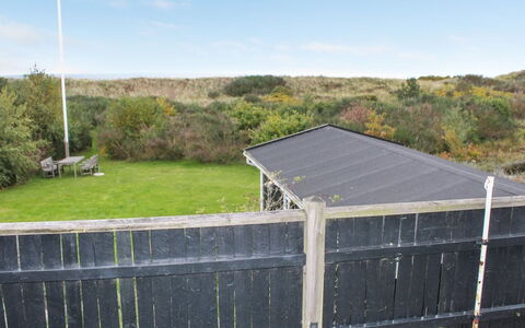 Jenson - 75M from the Sea: Toit, Maison, Domicile, Chalet, Siding, Biens, Allée, Batiments Jardin, Cour, Cabanon