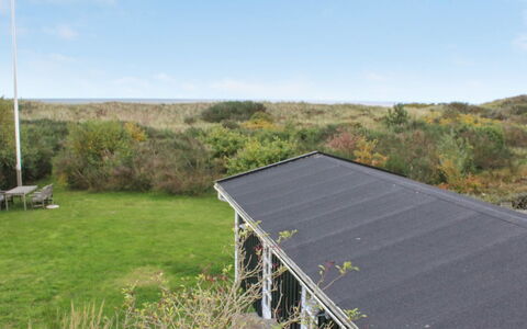 Jenson - 75M from the Sea: Toit, Maison, Domicile, Chalet, Siding, Biens, Allée, Batiments Jardin, Cour, Cabanon