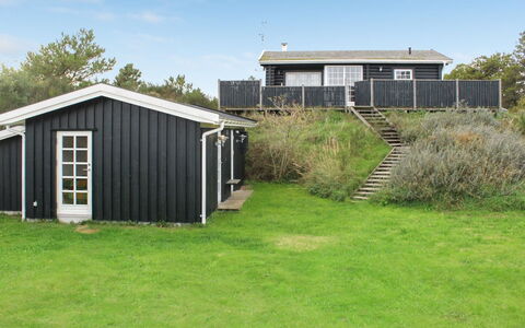 Jenson - 75M from the Sea: Toit, Maison, Domicile, Chalet, Siding, Biens, Allée, Batiments Jardin, Cour, Cabanon