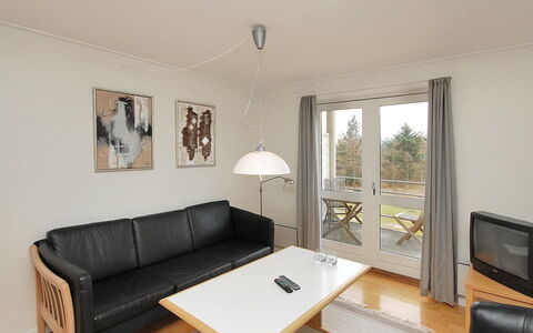 Enni - 100M from the Sea: Meubles, Sol, Design Intérieur, Sol, Bois, Pièce, Parquet, Plafond, Canapé, Salon