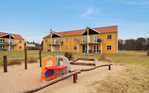 Enni - 100M from the Sea: Biens, Pelouse, Cour