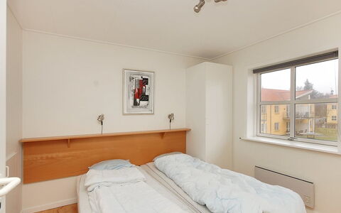 Enni - 100M from the Sea: Mur, Bois, Design Intérieur, Lit, Appartement, Sol, Plafond, Chambre, Sol, Pièce