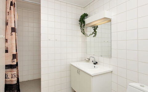Enni - 100M from the Sea: Sol, Mur, Sol, Design Intérieur, Luminaire Plomberie, Salle De Bains, Plafond, Plomberie, Armoire De Toilette, Évier