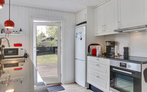 Sybille - from the Sea: Toit, Maison, Domicile, Chalet, Siding, Biens, Allée, Batiments Jardin, Cour, Cabanon