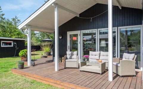 Sybille - from the Sea: Toit, Maison, Domicile, Chalet, Siding, Biens, Allée, Batiments Jardin, Cour, Cabanon