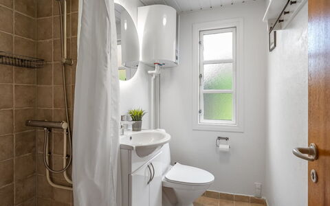 Gia - 1.3Km from the Sea: Siège De Toilette, Salle De Bains, Toilette, Luminaire Plomberie, Évier, Lavabo, Design Intérieur, Sol, Sol, Robinet