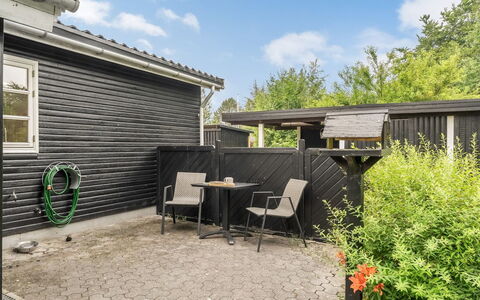 Gia - 1.3Km from the Sea: Bois, Siding, Domicile, Jardin, Arrière-Cour, Chalet, Cour, Ombre, Mobilier De Jardin, Batiments Jardin
