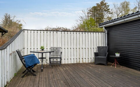 Gia - 1.3Km from the Sea: Bois, Toit, Maison, Chalet, Porte, Domicile, Siding, Lot Terre, Batiments Jardin, Cabanon