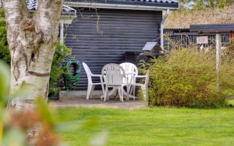 Gia - 1.3Km from the Sea: Bois, Toit, Maison, Chalet, Porte, Domicile, Siding, Lot Terre, Batiments Jardin, Cabanon