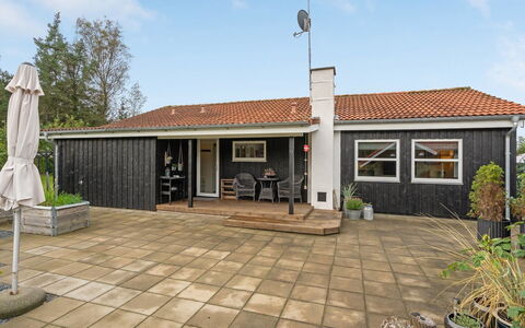 Almen - 400M from the Sea: Toit, Maison, Domicile, Chalet, Siding, Biens, Allée, Batiments Jardin, Cour, Cabanon