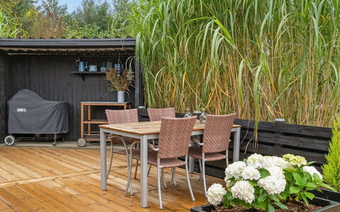 Almen - 400M from the Sea: Toit, Maison, Domicile, Chalet, Siding, Biens, Allée, Batiments Jardin, Cour, Cabanon