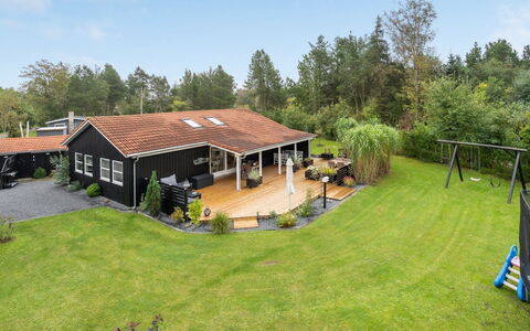 Almen - 400M from the Sea: Toit, Maison, Domicile, Chalet, Siding, Biens, Allée, Batiments Jardin, Cour, Cabanon