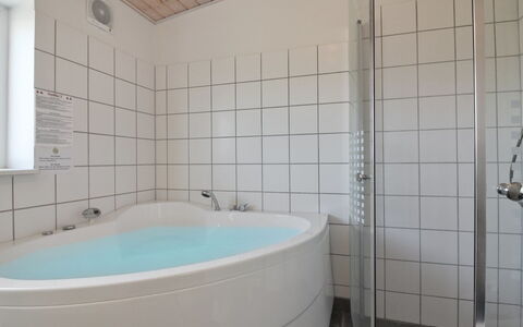 Ingolf - 750M from the Sea: Salle De Bains, Sol, Luminaire Plomberie, Baignoire, Sol, Design Intérieur, Plafond, Plomberie, Robinet, Pièce