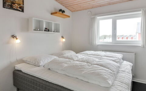 Ingolf - 750M from the Sea: Lit, Chambre, Bois, Literie, Drap De Lit, Plafond, Design Intérieur, Meubles, Cadre De Lit, Éclairage
