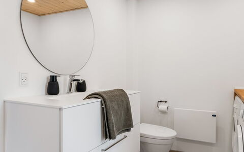 Kerttuli - 800M from the Sea: Luminaire Plomberie, Design Intérieur, Sol, Salle De Bains, Sol, Lavabo, Armoire De Toilette, Évier, Robinet, Plomberie
