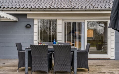 Kerttuli - 800M from the Sea: Bois, Meubles, Mobilier De Jardin, Domicile, Porche, Porte, Chaise, Sol, Patio, Siding
