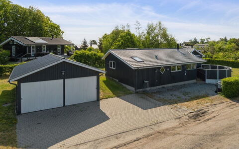 Rafn - 550M from the Sea: Architecture, Toit, Domicile, Composite, Daylighting, Siding, Allée