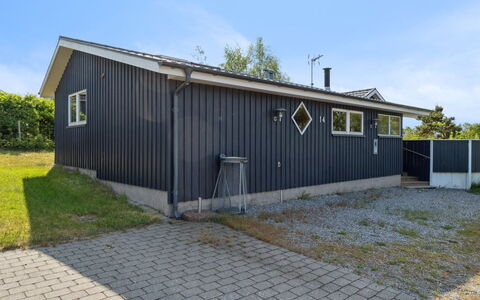Rafn - 550M from the Sea: Architecture, Toit, Domicile, Composite, Daylighting, Siding, Allée