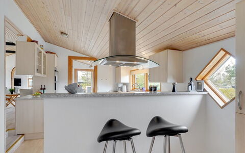 Rafn - 550M from the Sea: Sol, Design Intérieur, Bois, Plafond, Cuisine, Sol, Meubles, Comptoir, Parquet, Éclairage