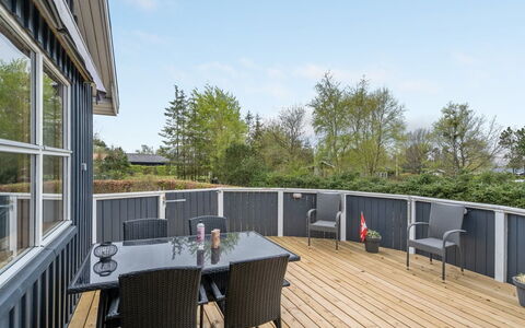 Rafn - 550M from the Sea: Bois, Plate-Forme, Porche, Parquet, Dur, Ombre, Tache De Bois, Planche, Chaise, Balcon