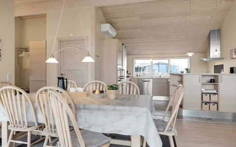 Aniela - 150M from the Sea: Meubles, Bois, Design Intérieur, Plafond, Sol, Table Cuisine Et Salle A Manger, Luminaire, Sol, Chaise, Salle À Manger