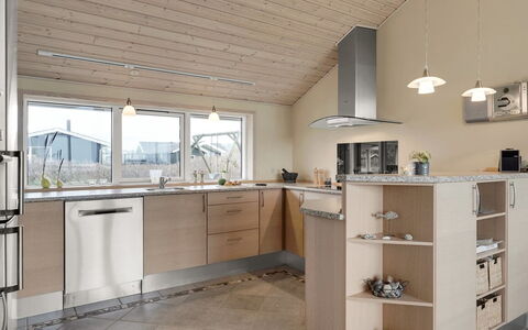Aniela - 150M from the Sea: Cuisine, Comptoir, Meubles, Sol, Appareil De Cuisine, Design Intérieur, Bois, Cabinetry, Plafond, Sol
