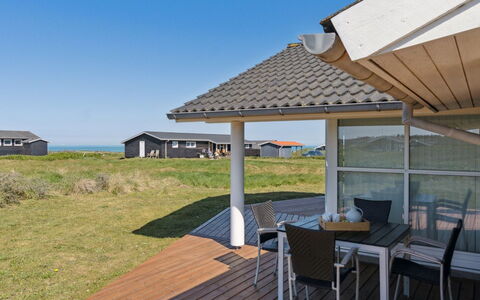 Aniela - 150M from the Sea: Toit, Domicile, Lot Terre, Ombre, Chalet, Porte, Porche, Siding, Biens, Structure En Plein Air