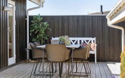 Gila - 250M from the Sea: Sol, Mur, Sol, Design Intérieur, Bois, Plafond, Parquet, Éclairage, Meubles, Revêtement De Sol Stratifié