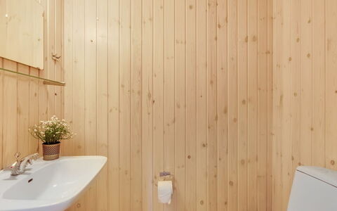Aashild - 400M from the Sea: Mur, Bois, Salle De Bains, Luminaire Plomberie, Sol, Lavabo, Design Intérieur, Sol, Robinet, Évier