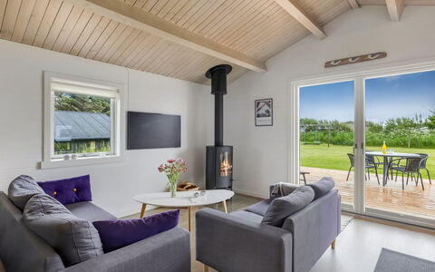 Aashild - 400M from the Sea: Sol, Design Intérieur, Bois, Sol, Plafond, Parquet, Salon, Meubles, Domicile, Pièce