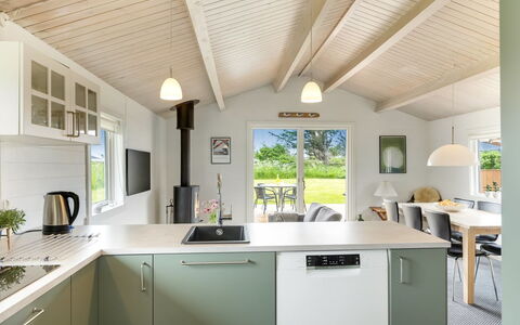 Aashild - 400M from the Sea: Cuisine, Design Intérieur, Plafond, Comptoir, Appareil De Cuisine, Meubles, Cabinetry, Luminaire, Principaux Appliance, Électroménager