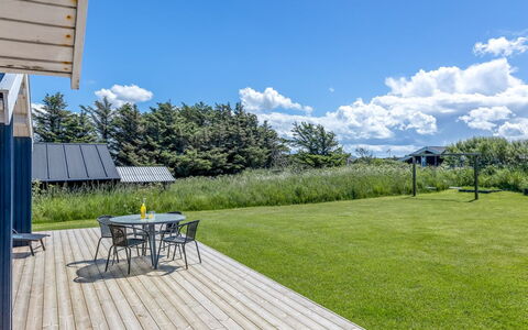 Aashild - 400M from the Sea: Bleu, Herbe, Lot Terre, Toit, Domicile, Couverture De Sol, Ombre, Pelouse, Jardin, Chalet