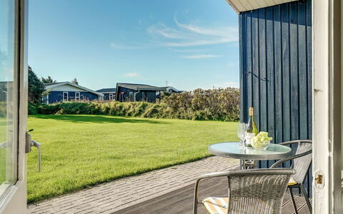 Aashild - 400M from the Sea: Domicile, Ombre, Pelouse, Cour, Biens, Siding, Aménagement Paysager, Villa, Porche, Eco Hôtel