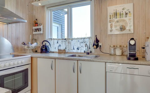 Afrim - 694M from the Sea: Cuisine, Appareil De Cuisine, Comptoir, Principaux Appliance, Bois, Design Intérieur, Cabinetry, Meubles, Pièce, Éclairage
