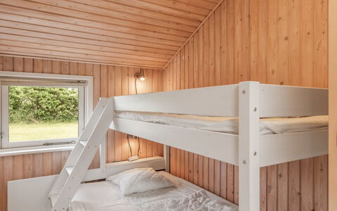 Fliri - 700M from the Sea: Chambre, Bois, Lit, Literie, Drap De Lit, Cadre De Lit, Dur, Sol, Plafond, Lit Superposé