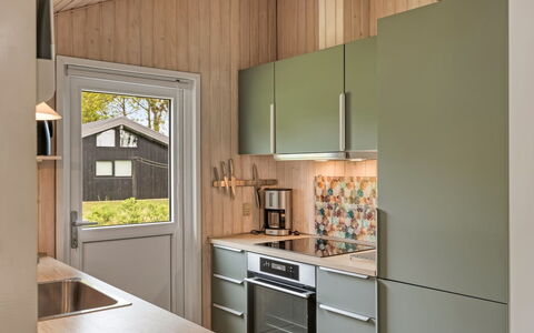 Fliri - 700M from the Sea: Cuisine, Appareil De Cuisine, Comptoir, Principaux Appliance, Bois, Design Intérieur, Sol, Meubles, Cabinetry, Électroménager