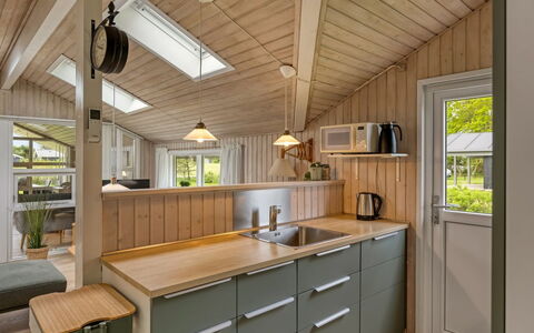 Fliri - 700M from the Sea: Bois, Cuisine, Comptoir, Design Intérieur, Plafond, Meubles, Sol, Cabinetry, Appareil De Cuisine, Électroménager