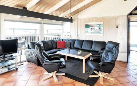 Elvie - 200M from the Sea: Meubles, Design Intérieur, Canapé, Plafond, Salon, Sol, Sol, Domicile, Pièce, Parquet
