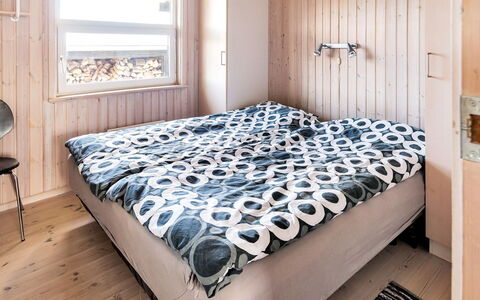 Elvie - 200M from the Sea: Chambre, Mur, Bois, Lit, Drap De Lit, Sol, Literie, Sol, Design Intérieur, Linge
