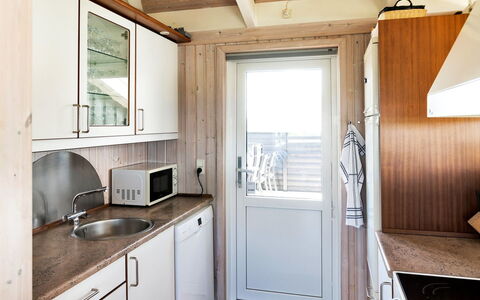 Elvie - 200M from the Sea: Bois, Sol, Sol, Cuisine, Comptoir, Design Intérieur, Porte, Principaux Appliance, Évier, Cabinetry