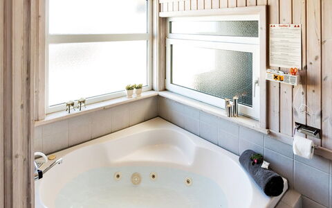 Elvie - 200M from the Sea: Baignoire, Luminaire Plomberie, Design Intérieur, Plafond, Salle De Bains, Sol, Sol, Pièce, Plomberie, Éclairage