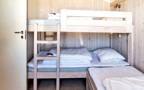 Elvie - 200M from the Sea: Lit Superposé, Lit, Chambre, Bois, Literie, Drap De Lit, Design Intérieur, Sol, Cadre De Lit, Meubles