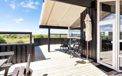 Elvie - 200M from the Sea: Bois, Porche, Sol, Plate-Forme, Dur, Tache De Bois, Ombre, Parquet, Planche, Balcon