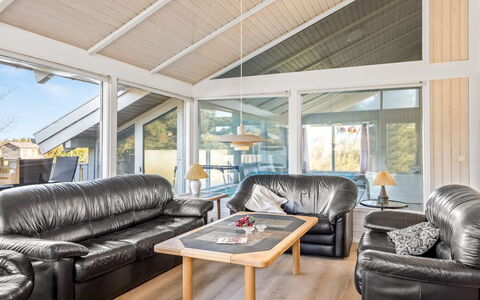 Otta - 779M from the Sea: Bois, Domicile, Porte, Plafond, Chalet, Dur, Canapé, Salon, Ombre