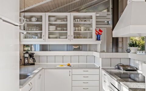 Otta - 779M from the Sea: Cuisine, Comptoir, Design Intérieur, Cabinetry, Appareil De Cuisine, Sol, Plafond, Principaux Appliance, Luminaire, Meubles