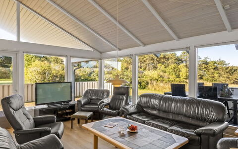 Otta - 779M from the Sea: Bois, Plafond, Design Intérieur, Sol, Sol, Meubles, Domicile, Dur, Canapé, Porche