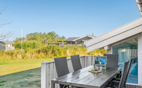 Otta - 779M from the Sea: Domicile, Ombre, Porche, Biens, Plate-Forme, Planche, Dur, Siding, Chaise, Aménagement Paysager