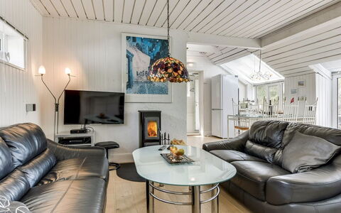 Grazian - 50M from the Sea: Meubles, Design Intérieur, Plafond, Canapé, Salon, Domicile, Éclairage, Pièce, Appartement