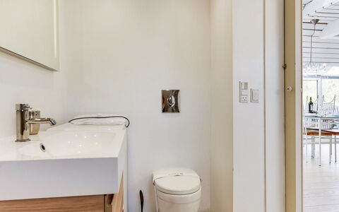 Grazian - 50M from the Sea: Salle De Bains, Sol, Luminaire Plomberie, Design Intérieur, Sol, Mur, Bois, Lavabo, Évier, Toilette