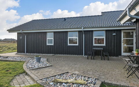 Rodna - 452M from the Sea: Bois, Toit, Maison, Chalet, Porte, Domicile, Siding, Lot Terre, Batiments Jardin, Cabanon